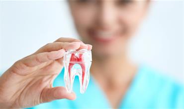 علائم و نشانه‌های دندان به عصب رسیده چیست؟